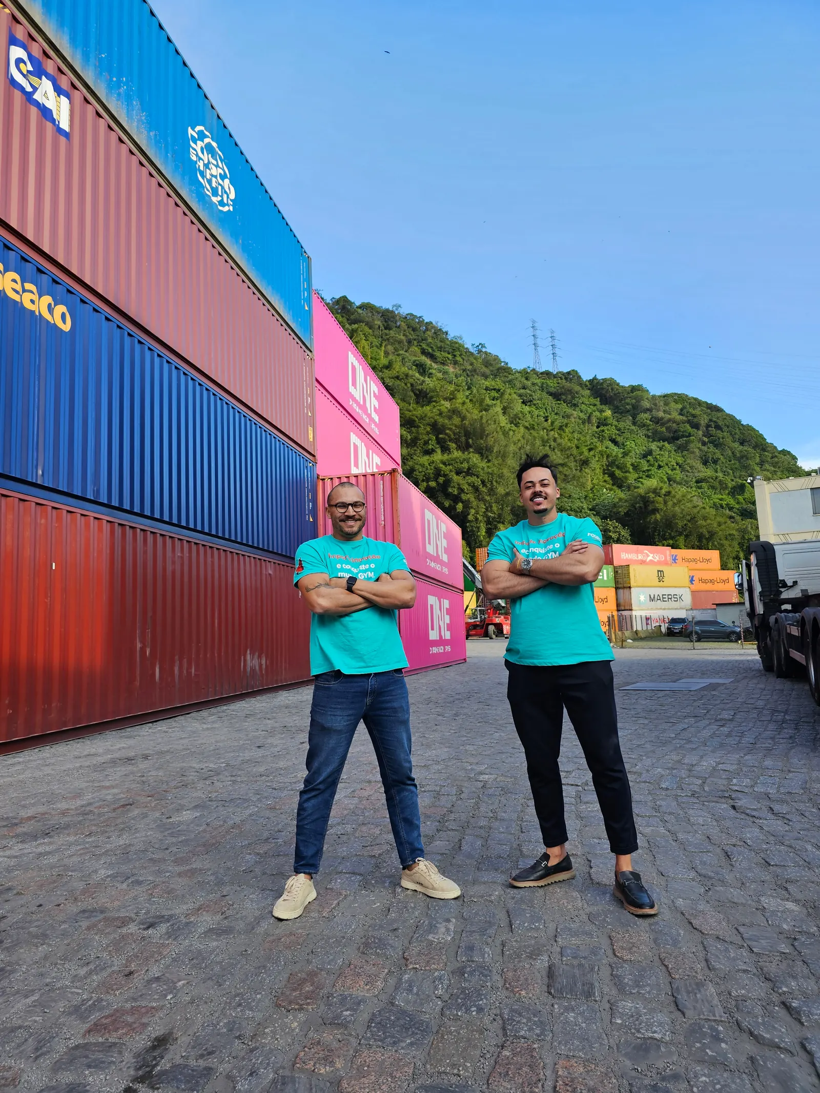 Equipe da Fourth Company no porto com os contêineres de equipamentos importados