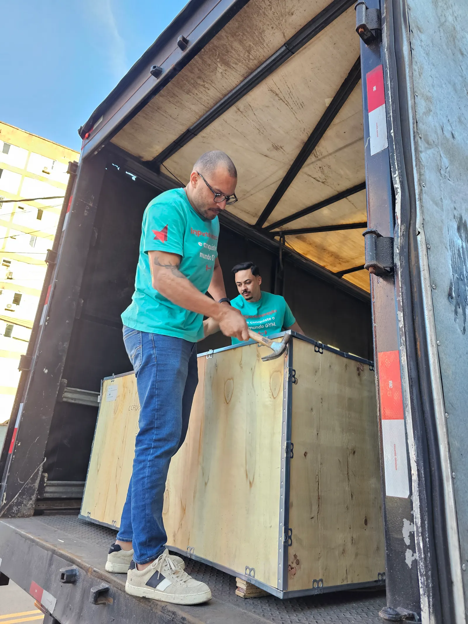 Equipe da Fourth carregando os equipamentos no contêiner